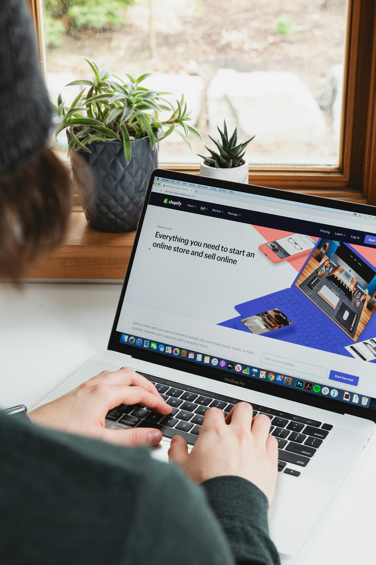 E-ticaret mağazası için kullanılan dizüstü bilgisayar